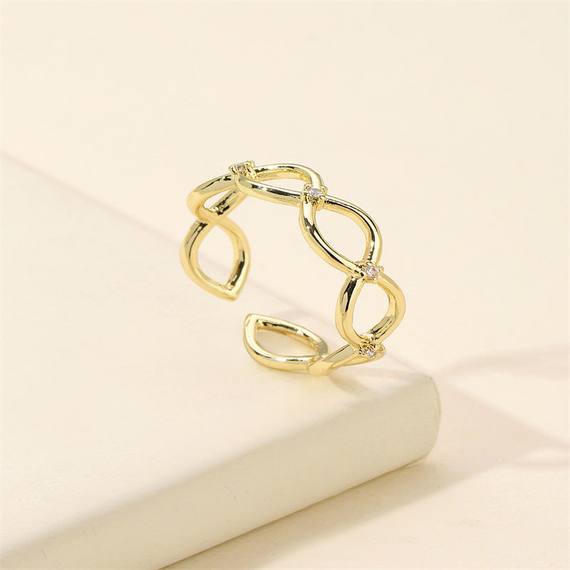 Retro Croissant Female Niche Ring