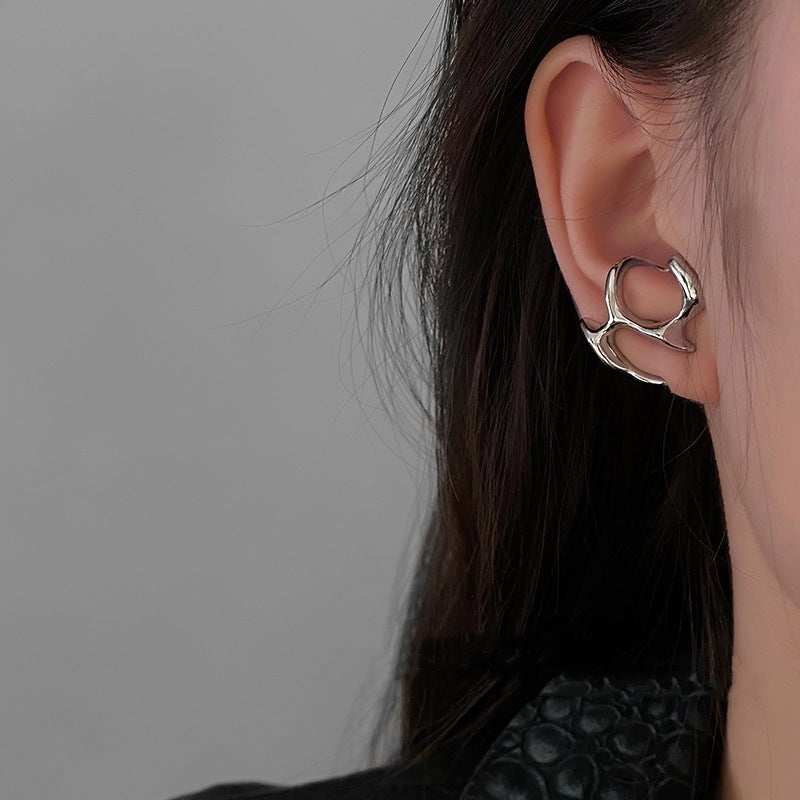 Pendientes huecos irregulares de metal líquido para mujer