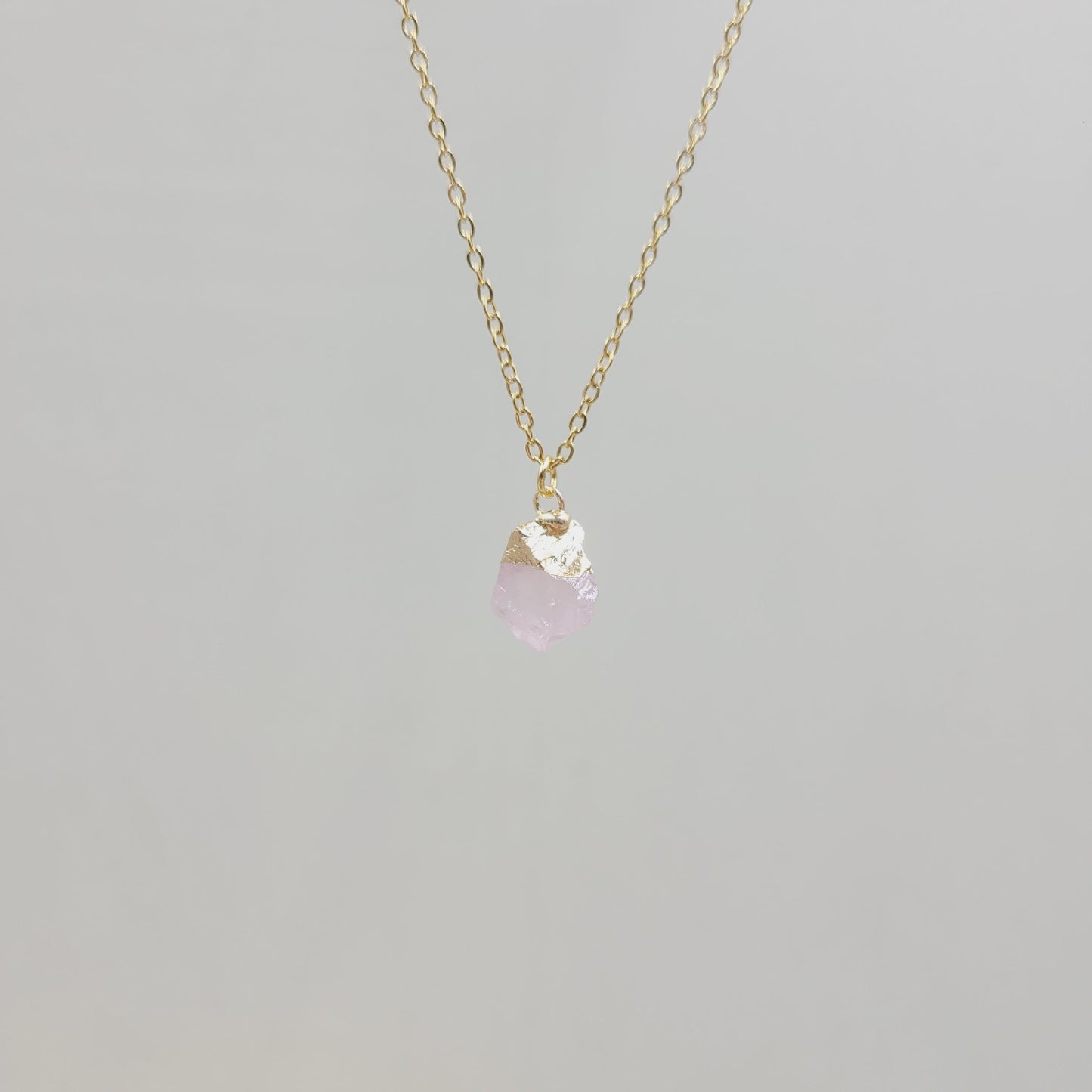 Collier avec pendentif en pierre de cristal naturel irrégulier, chaîne en acier inoxydable en métal