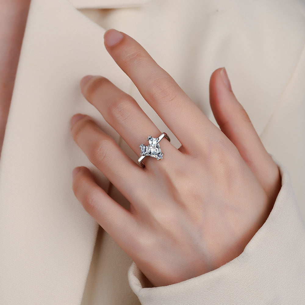 Bague carrée en forme de cœur, élégante et finement incrustée