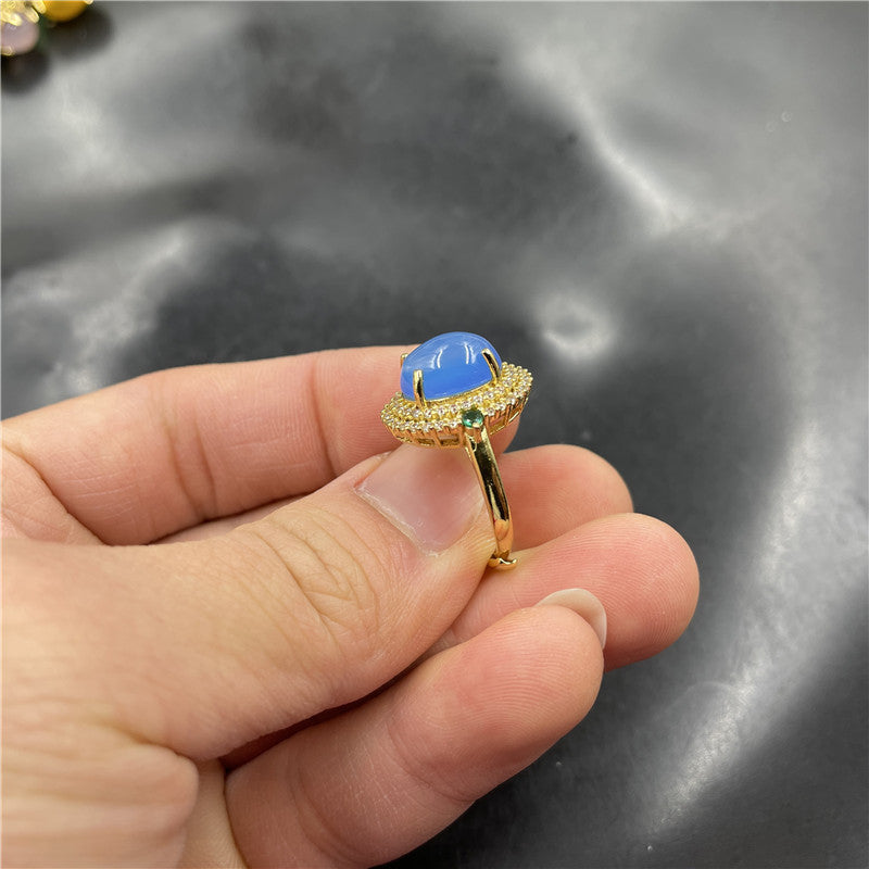 Bague en calcédoine bleue incrustée de forme géométrique