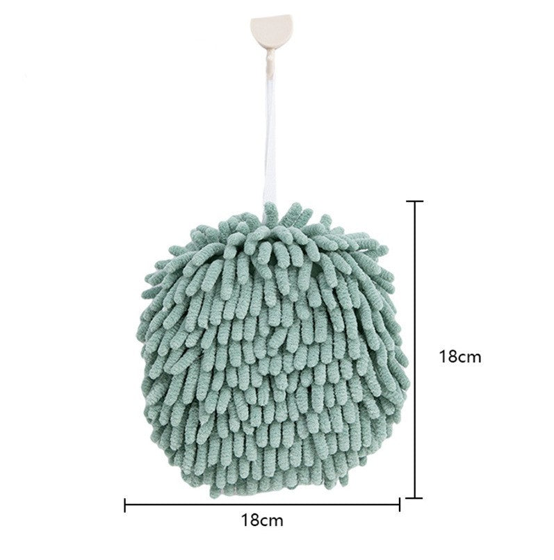 La cuisine et la salle de bain absorbent l'eau et essuient le handball