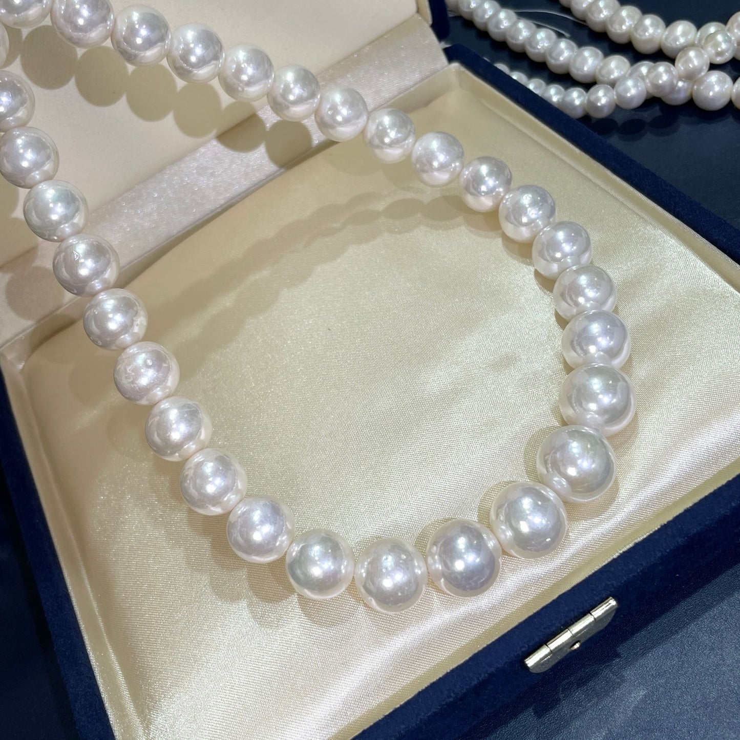 Collier de perles d'eau douce, lumière extrêmement forte, cercle presque parfait