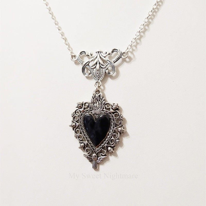 Collier d'amour en dentelle argentée avec pendentif d'amour brûlant