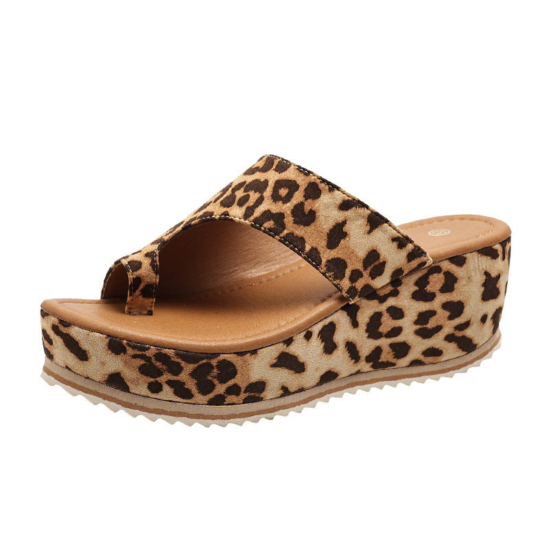 Pantoufles compensées imprimées léopard pour femmes, tongs à semelle épaisse et à talons hauts, pantoufles d'extérieur d'été