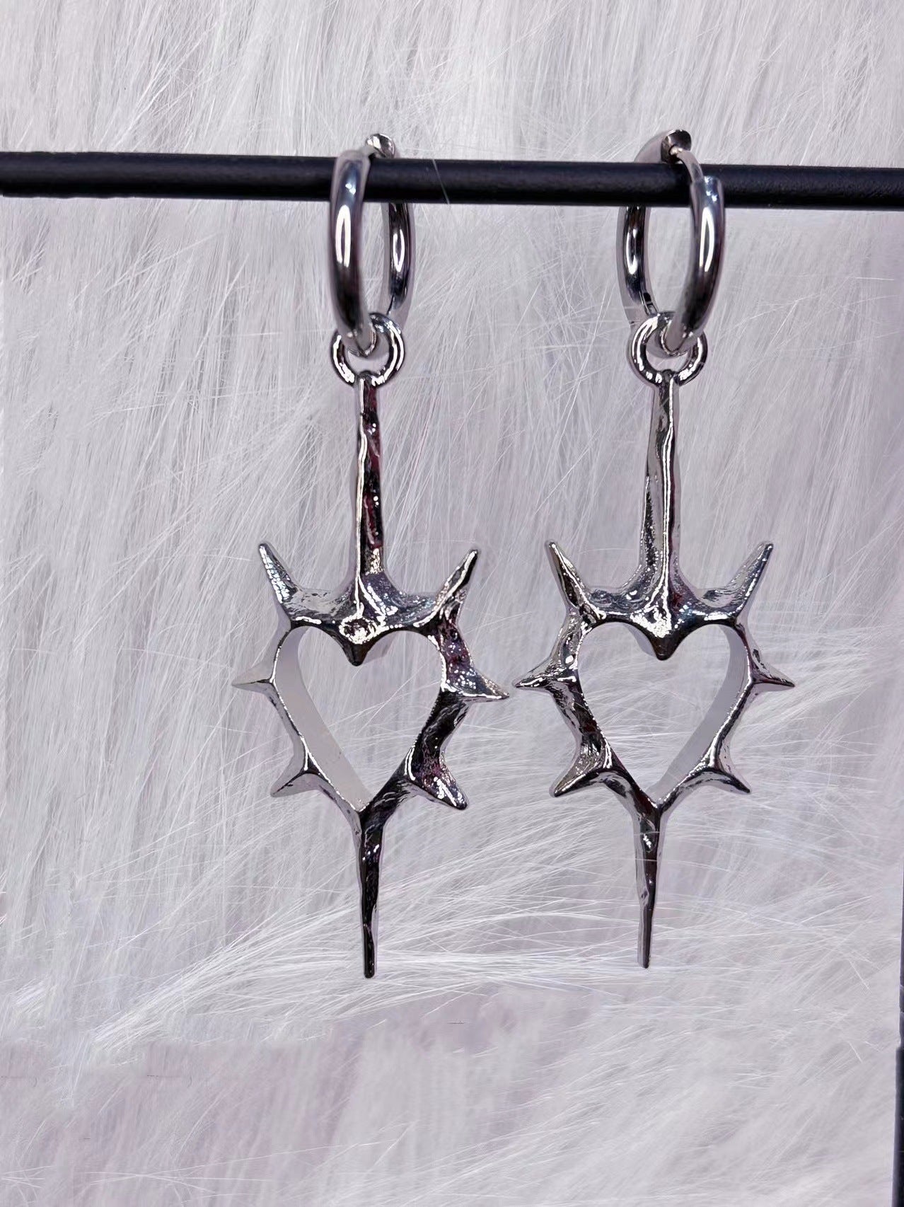 New Special-interest Design Hollow Thorns Peach Heart Earrings