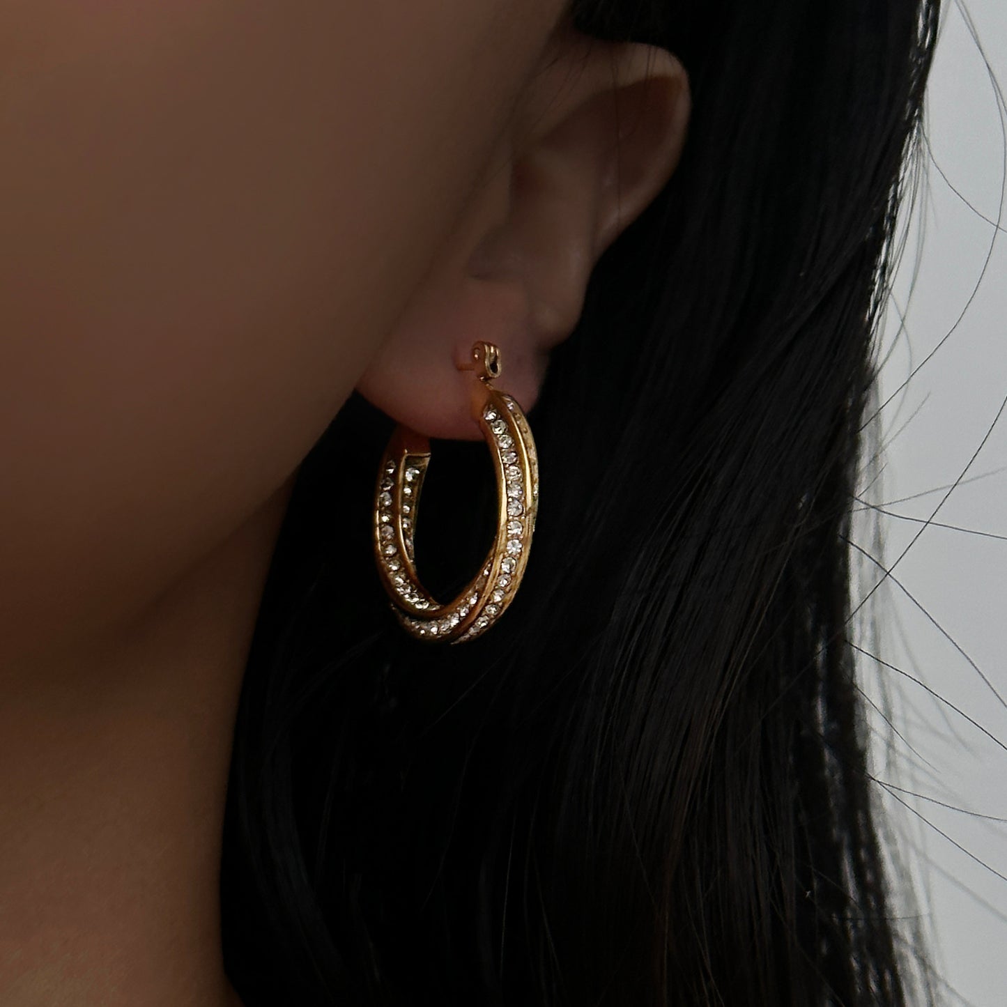 Grand anneau d'oreille torsadé en acier titane et zircon incrusté