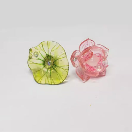 Mini boucles d'oreilles thermorétractables en forme de petit lotus