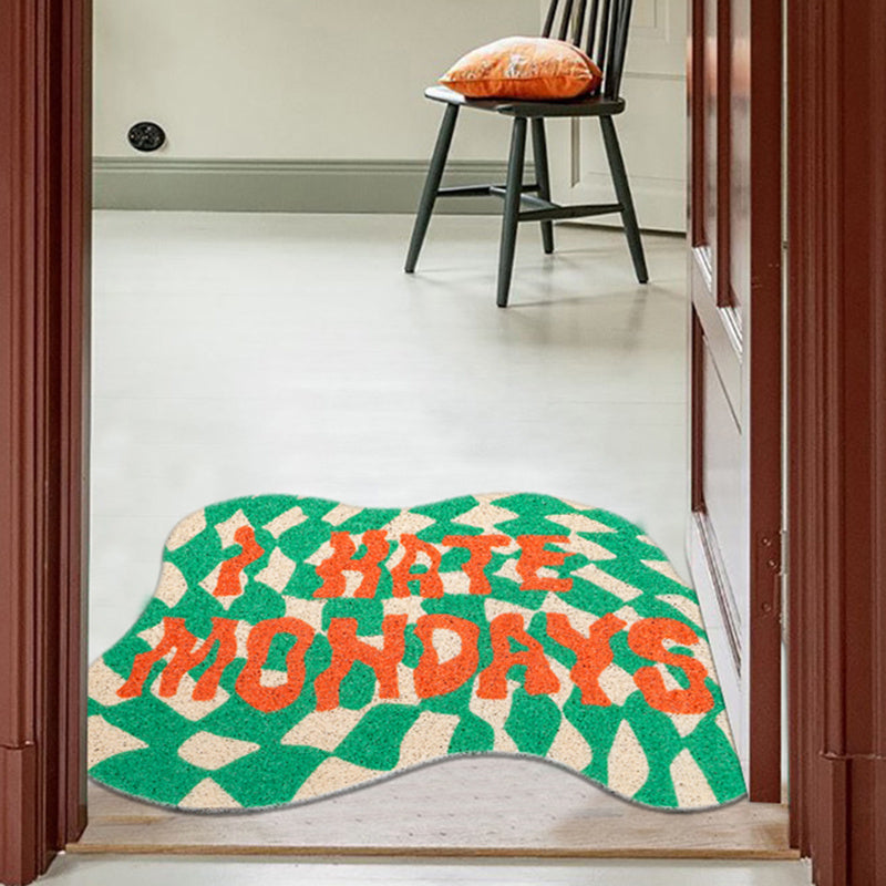 Tapis de salle de bain en forme d'échiquier irrégulier, porte rouge créative