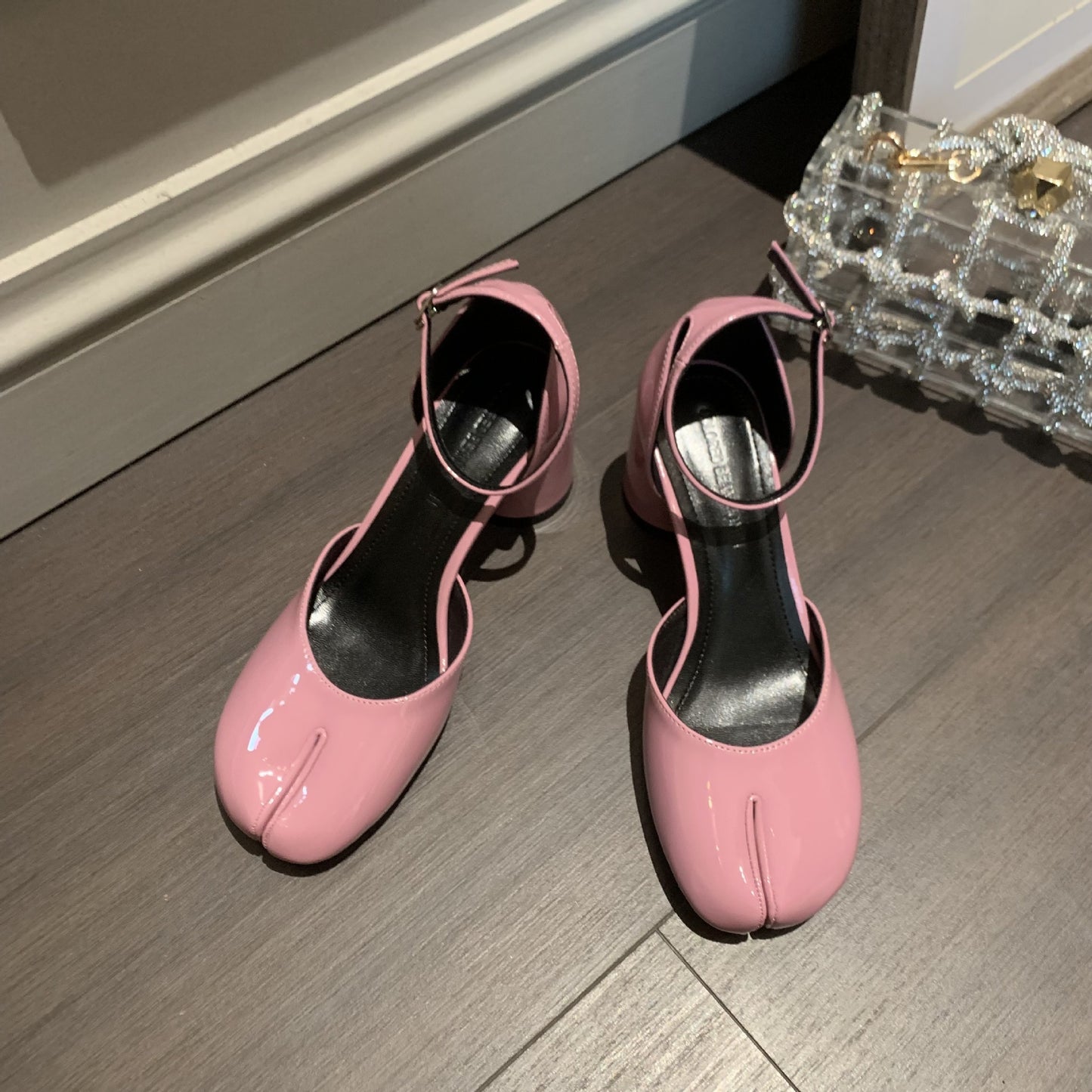 Chaussures à talons épais en cuir verni pour femmes