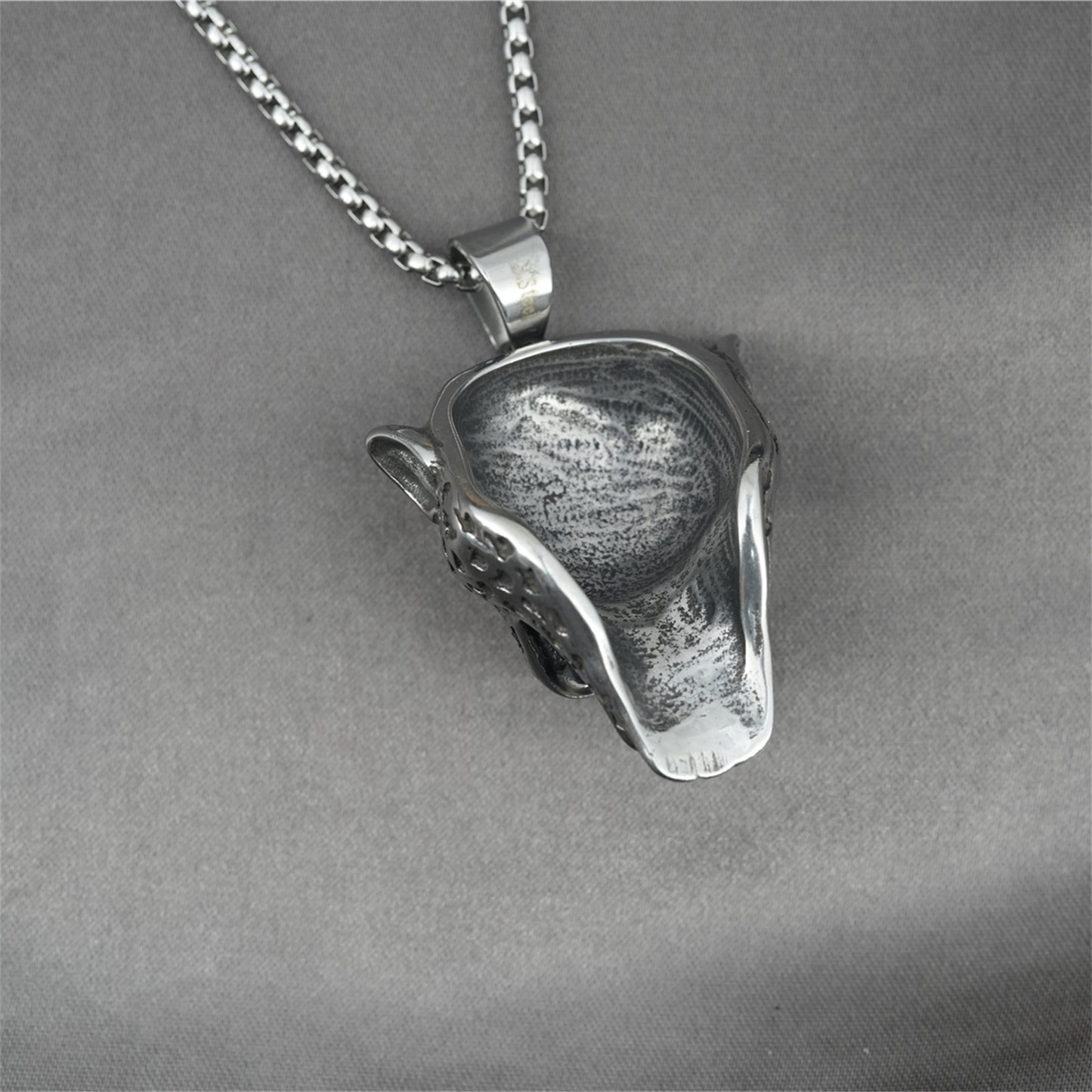 Collar con colgante de león y calavera de tigre simple