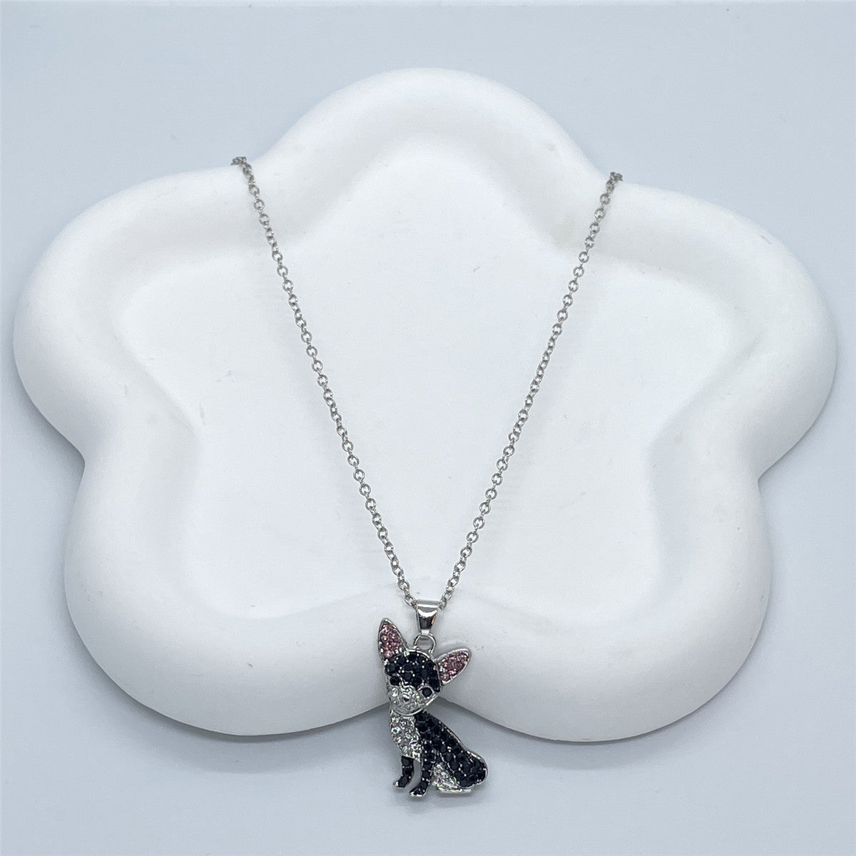 Collier pendentif chien chihuahua noir en alliage de zinc