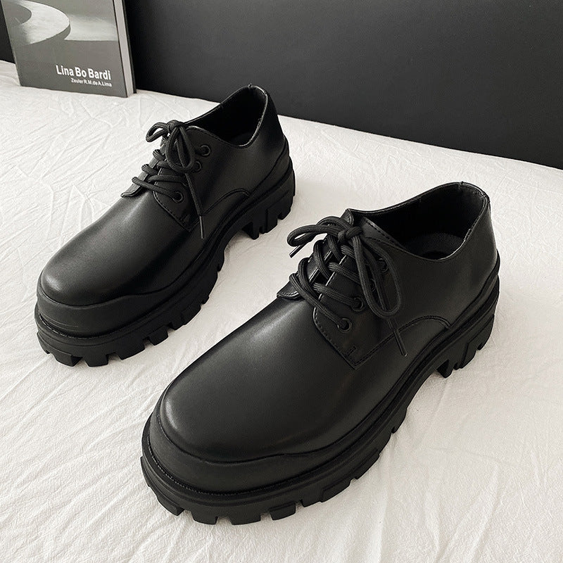 Pareja de zapatos de cuero negros que combinan con todo y parte inferior gruesa
