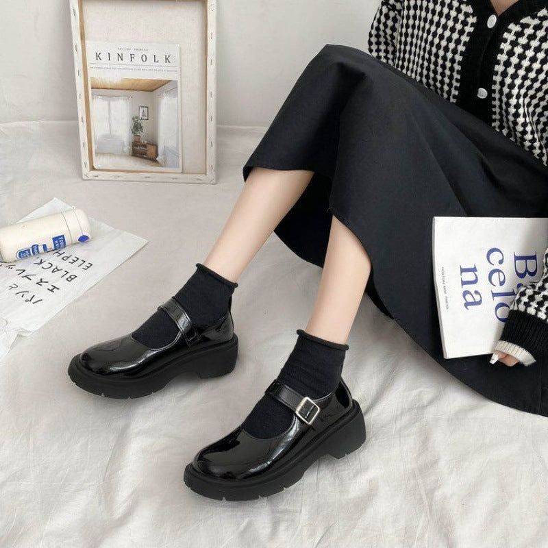 Petites chaussures en cuir noires à talons hauts et plateforme à talons épais pour femmes