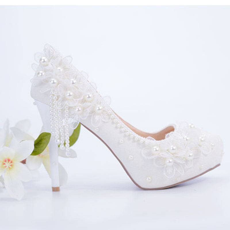 Chaussures de demoiselle d'honneur en dentelle blanche à talons hauts et pompons