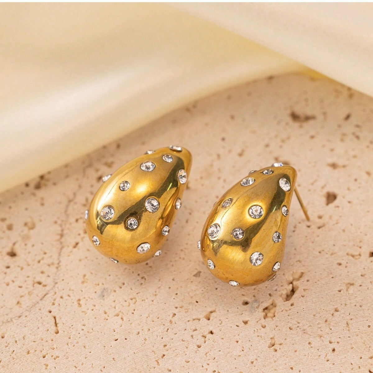 Clous d'oreilles élégants en diamant coloré pour femmes