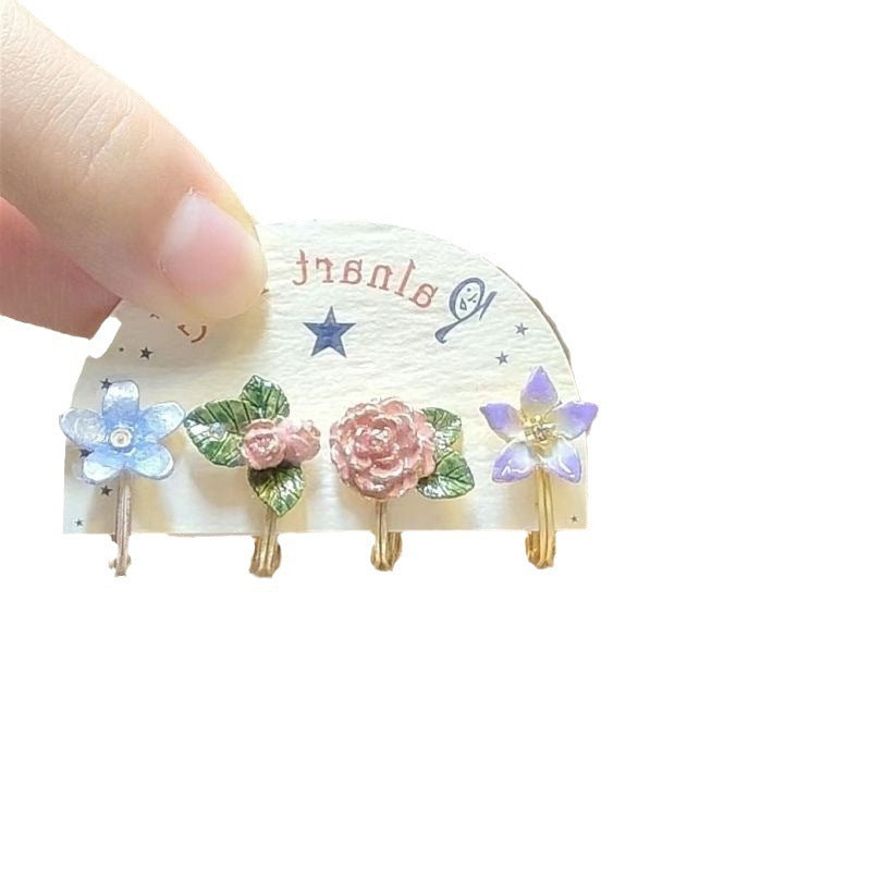 Ensemble de quatre petits clips d'oreilles à fleurs super douces, conception de niche