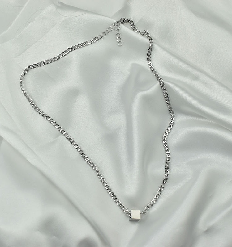 Collier pendentif cube en acier inoxydable à la mode