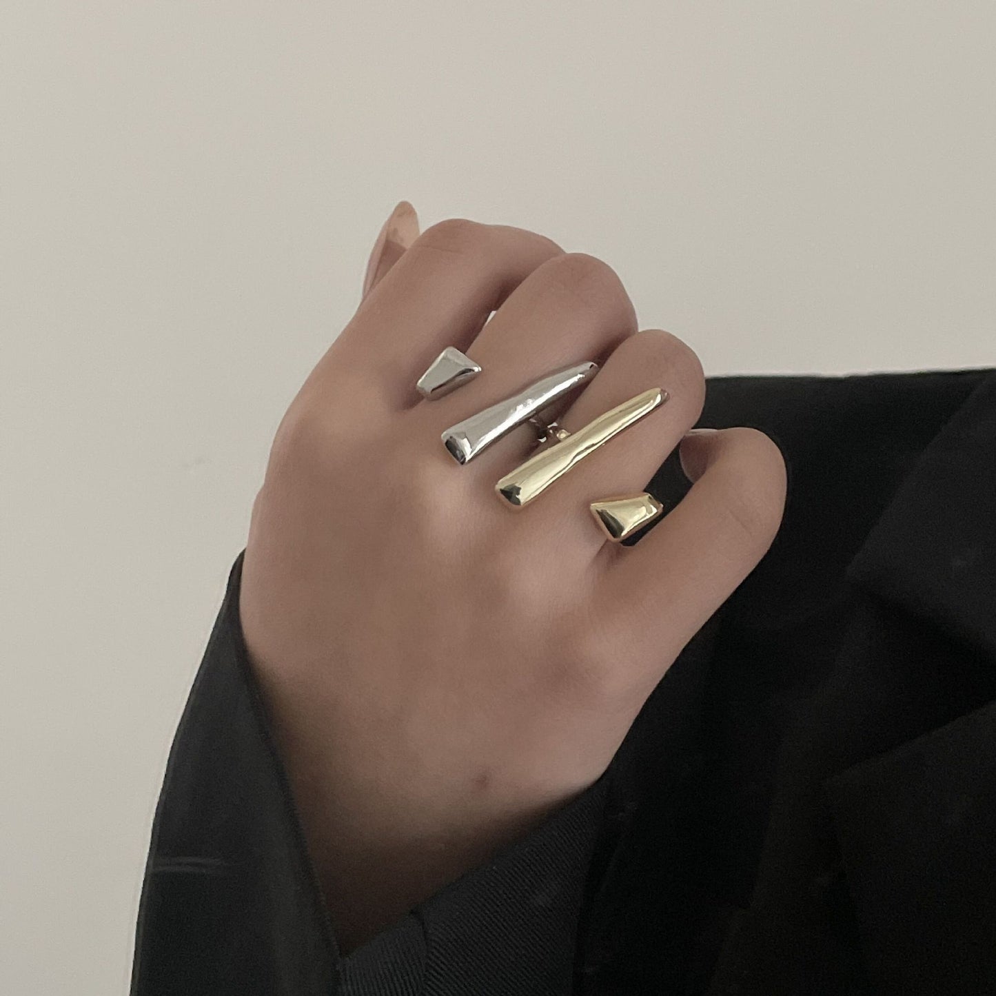 Anillo de dedo índice ajustable geométrico irregular con diseño de interés especial