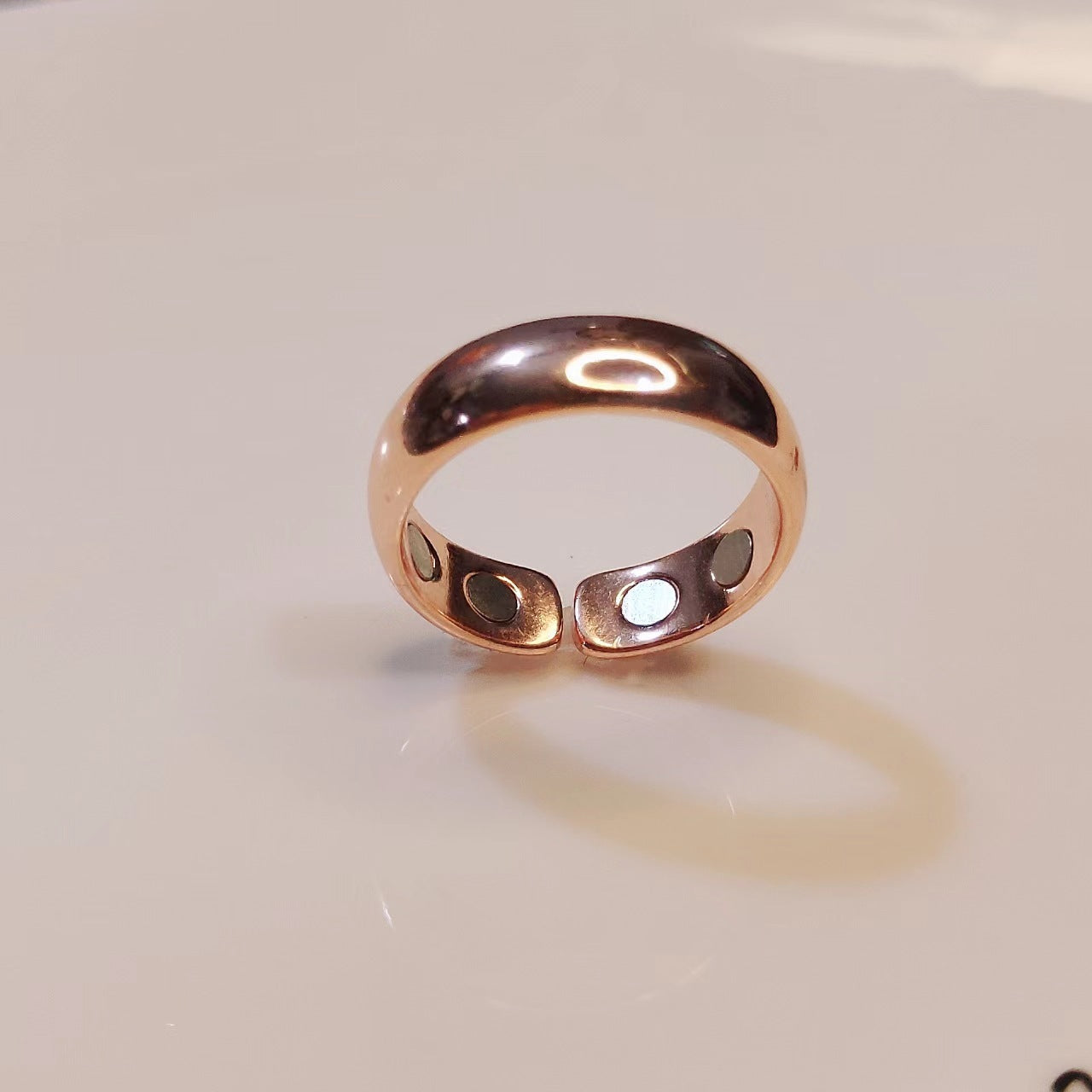 Anillo magnético abierto magnético personalizado de oro rosa galvanizado para hombre