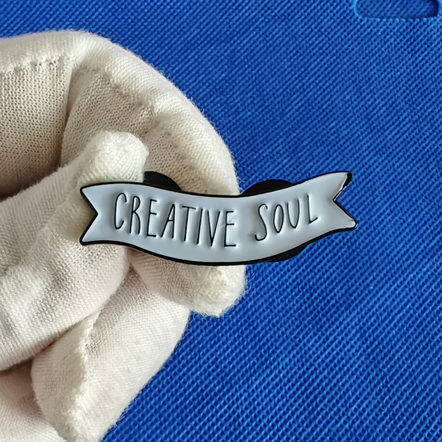 Broche d'âme créative anglaise, Badge M doré de dessin animé