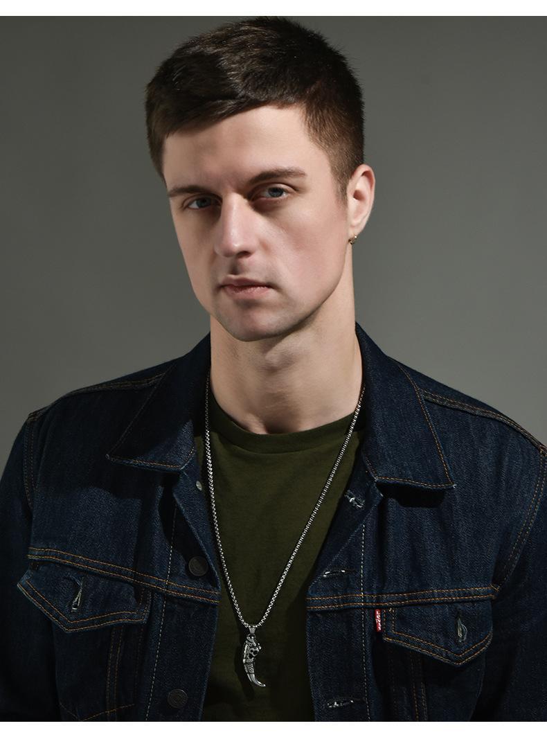 Collier rétro en acier titane avec dents de loup