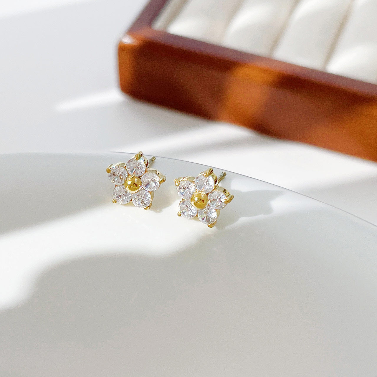 Petites et douces boucles d'oreilles pétales de diamant pour femmes