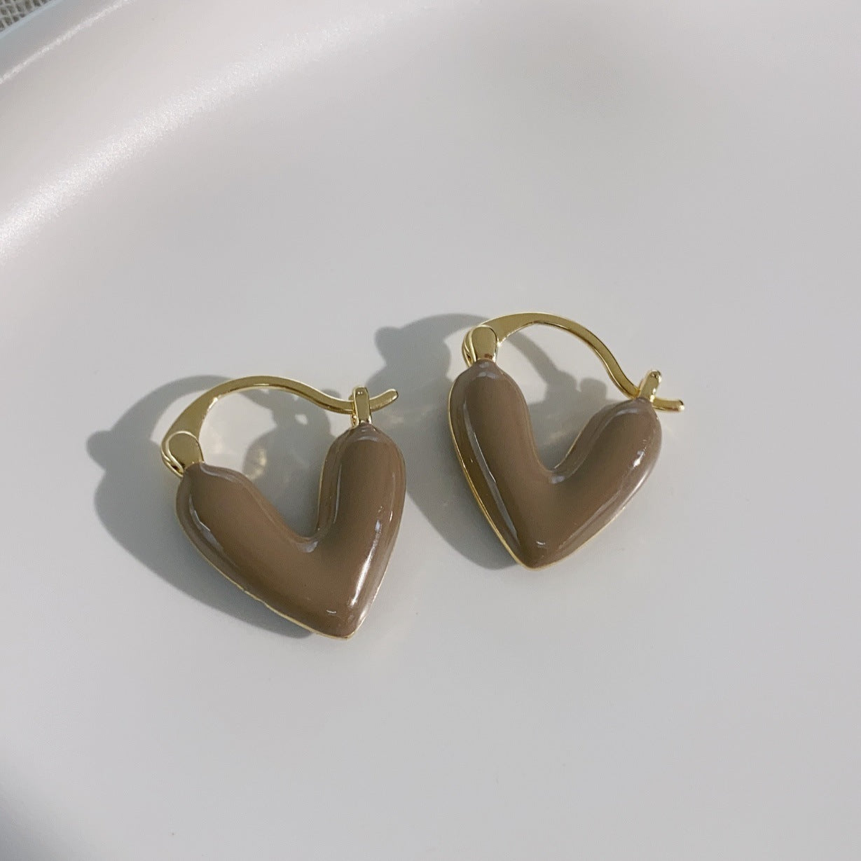 Boucles d'oreilles femme avec coeurs en émail dégoulinant de blanc