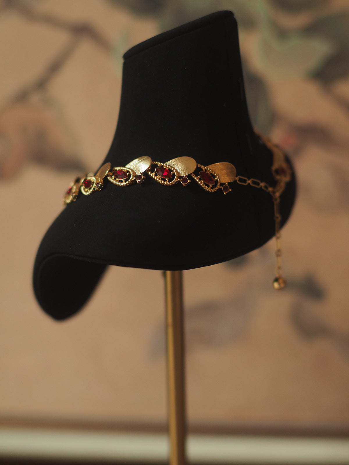 Collar de rubí cepillado con cinta de cumpleaños vintage