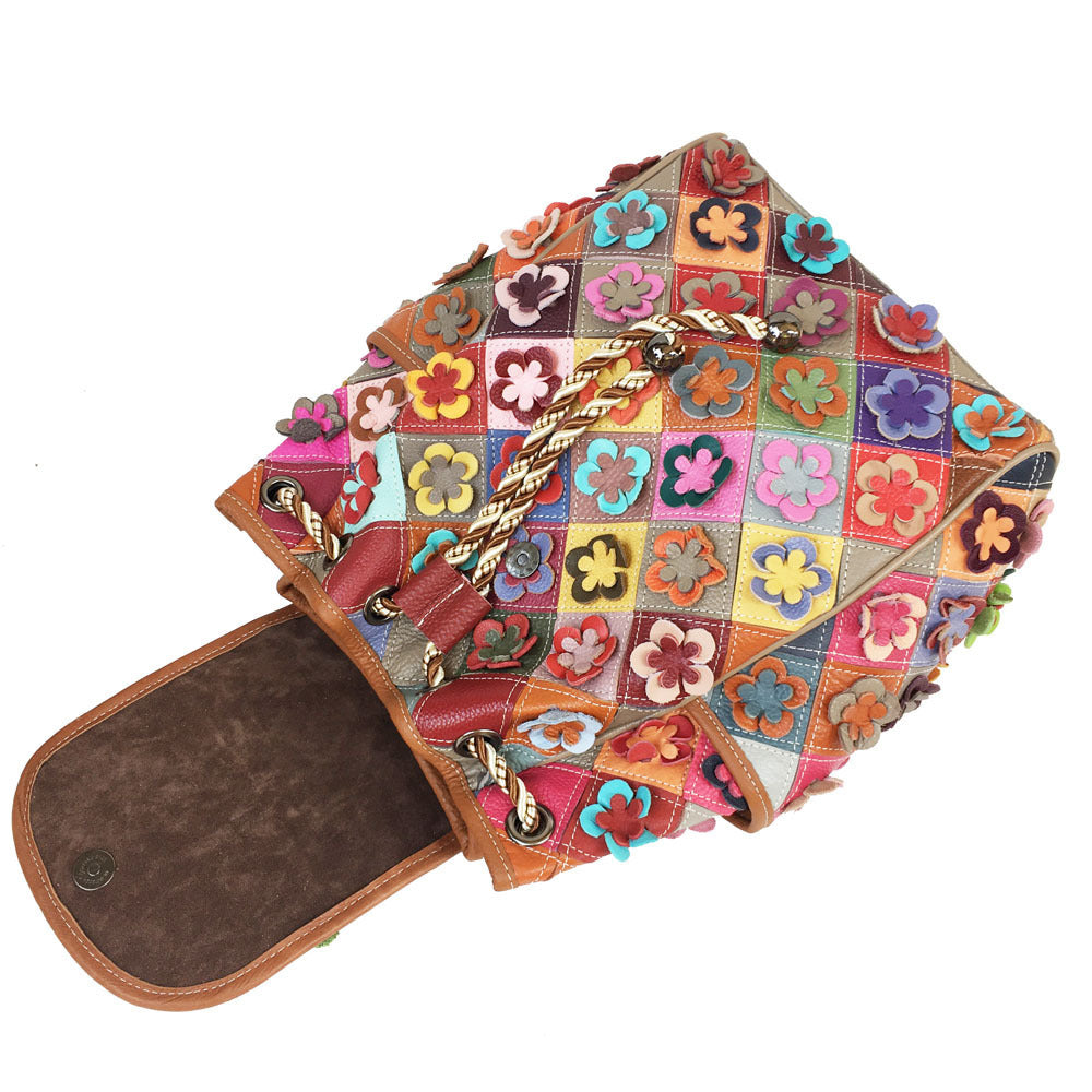 Mochila estilo retro con flores a cuadros y diamantes de retales de piel de vaca