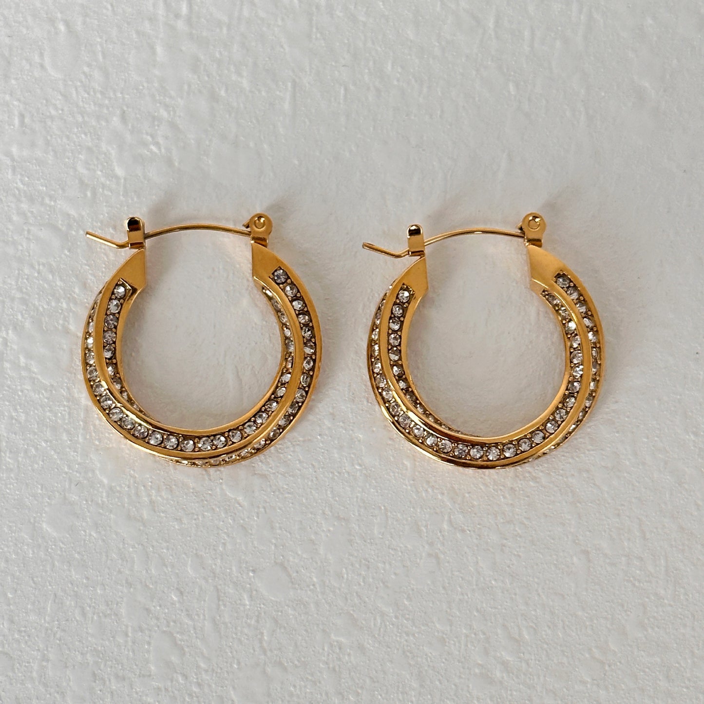 Grand anneau d'oreille torsadé en acier titane et zircon incrusté