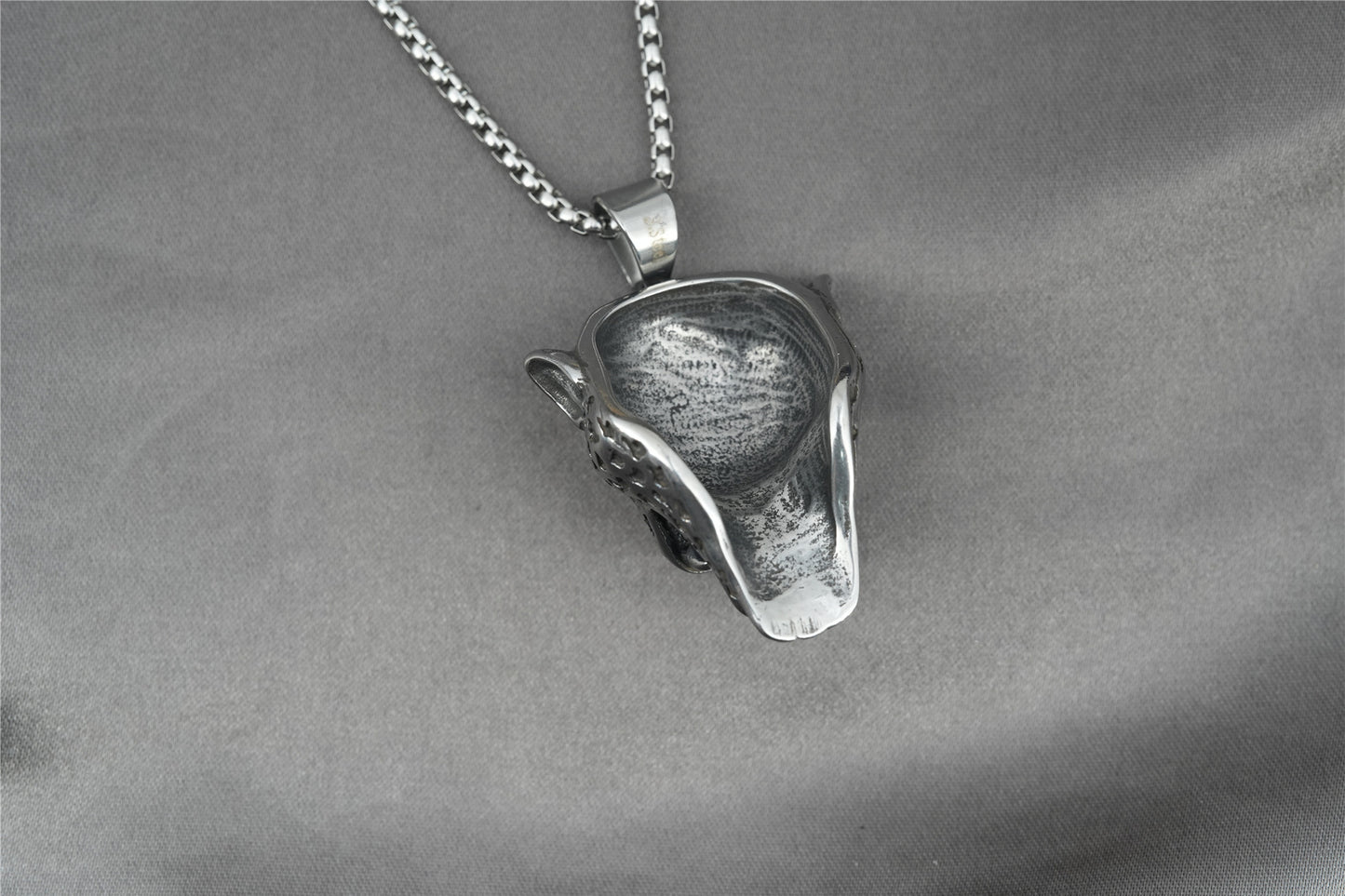 Collar con colgante de león y calavera de tigre simple