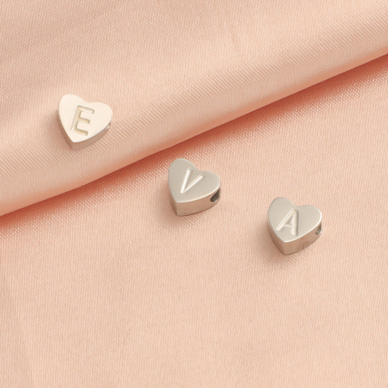 Pendentif et collier lettre anglaise en forme de coeur