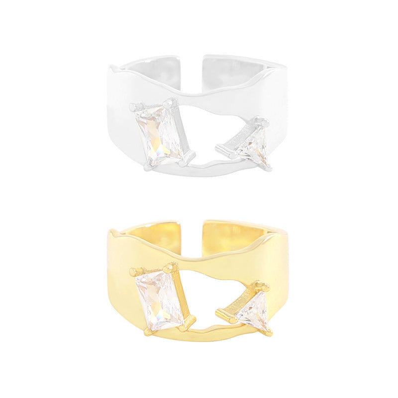 Anillo femenino de plata de ley con circonita triangular de superficie irregular