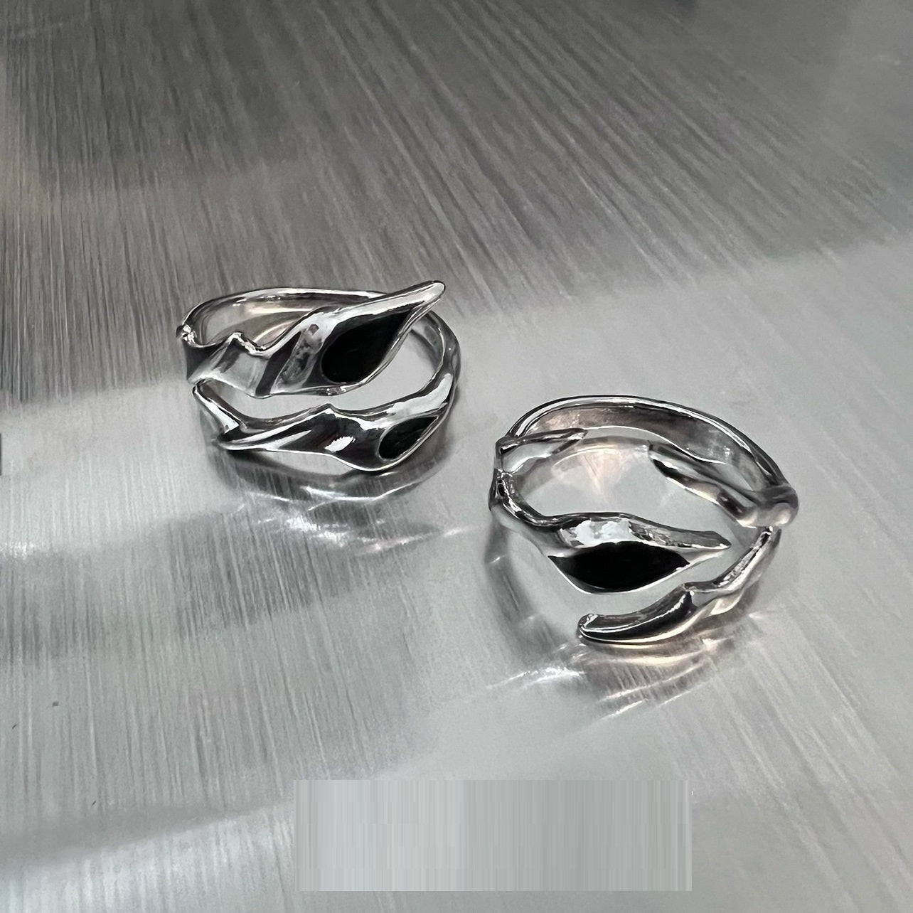 Anillo de metal de ónix negro con forma irregular Marea callejera Diseño de interés especial Hombres y mujeres de alto sentido