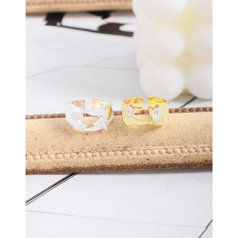 Anillo femenino de plata de ley con circonita triangular de superficie irregular