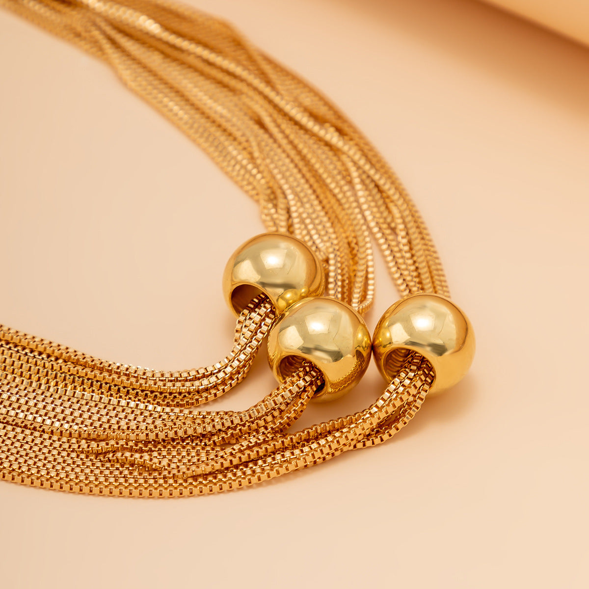 Collier à pendentif boule en métal exagéré