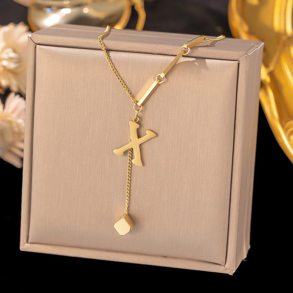 Collier ornement titane acier gland 26 lettres femme petit pendentif carré bijoux de personnalité gracieuse