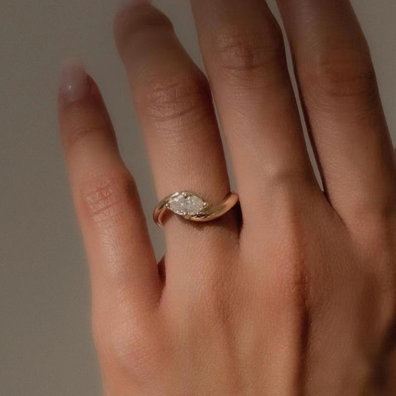 Bague Zircon Oeil de Cheval Acier Titane Plaqué Or 18 Carats