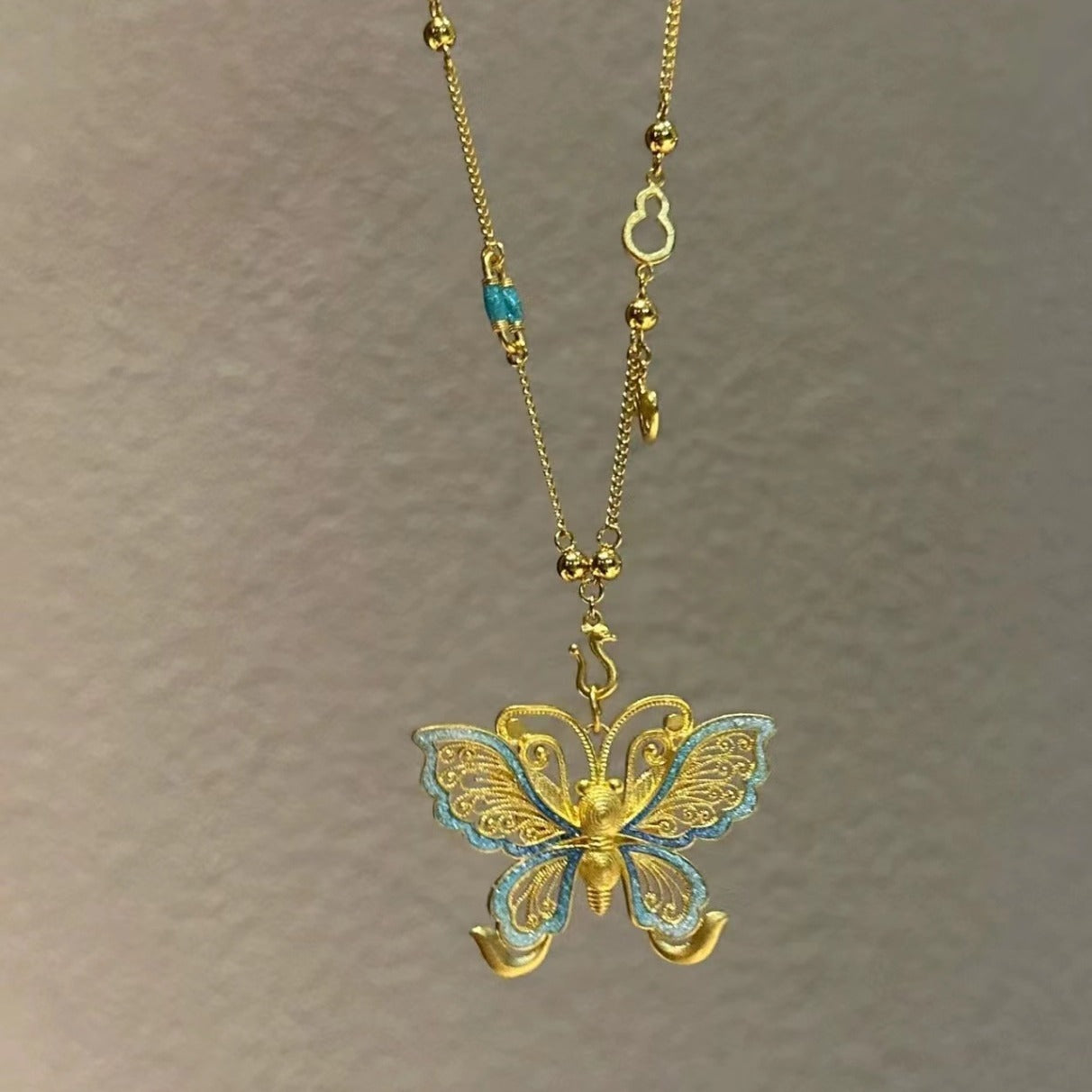 Chaîne de clavicule papillon doux femelle