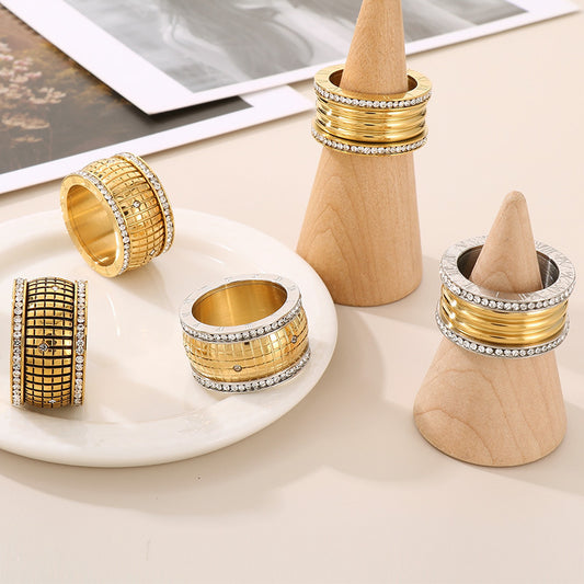 Bague en acier titane avec lettre romaine neutre à carreaux et strass