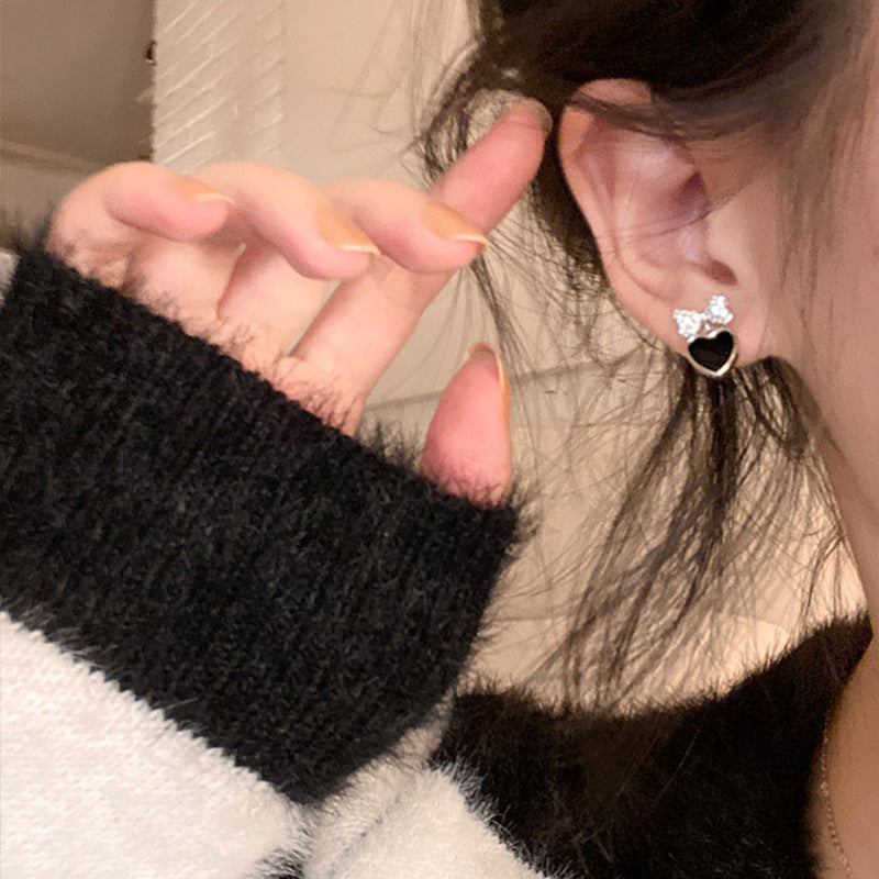 Boucles d'oreilles en argent sterling avec nœud délicat micro-incrusté en forme de cœur de pêche noir