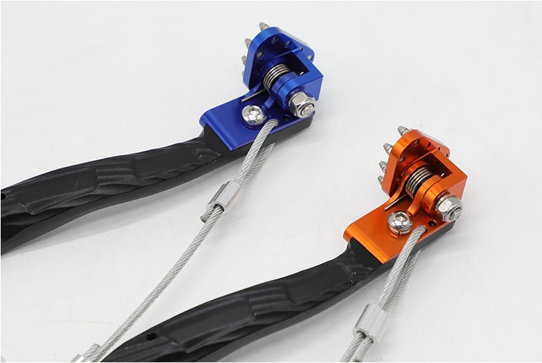 Motocicleta todoterreno modificada con pedal de freno de cuerda