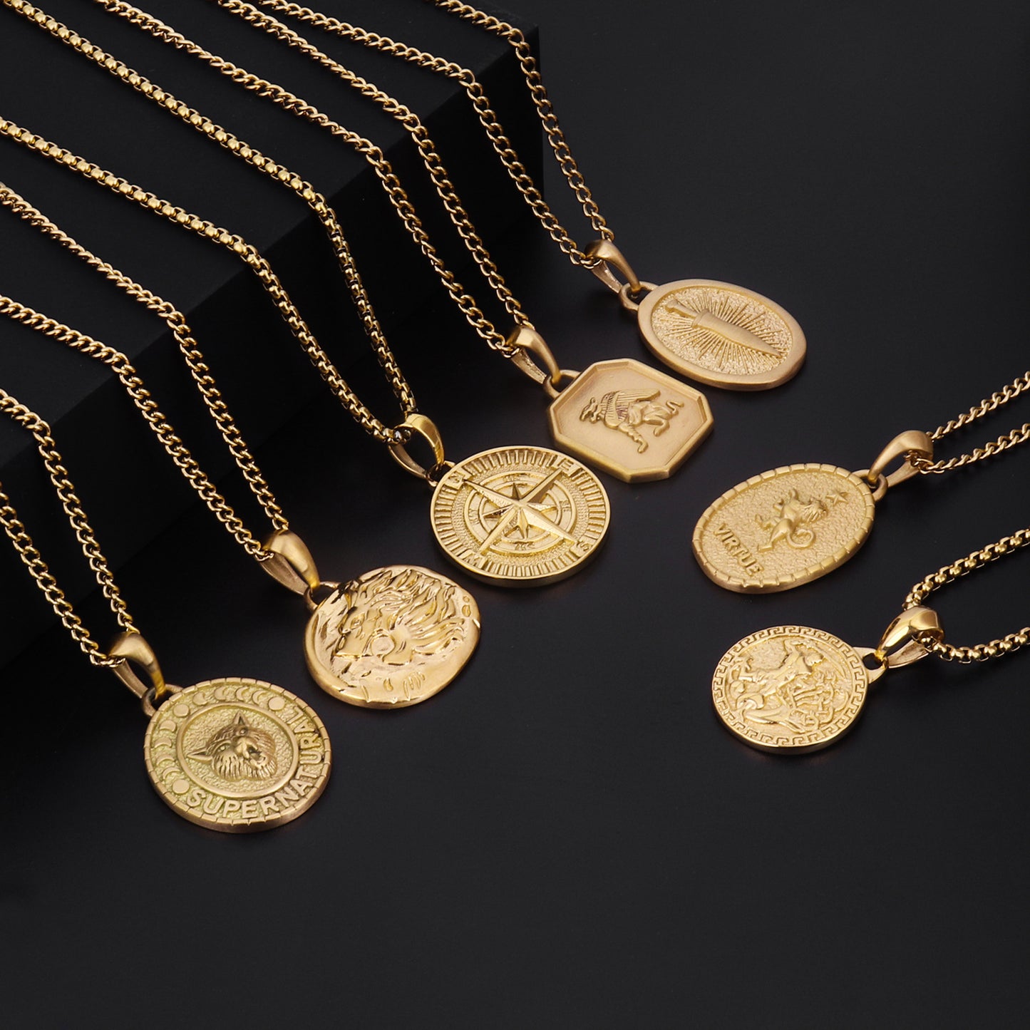 Collar con colgante chapado en oro de 18 quilates con moneda de acero inoxidable y brújula para hombre