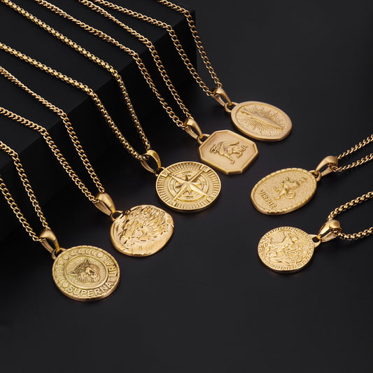 Collar con colgante chapado en oro de 18 quilates con moneda de acero inoxidable y brújula para hombre