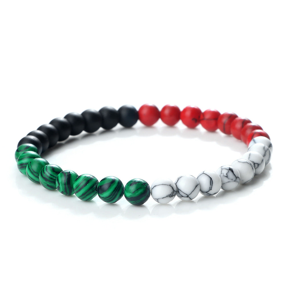 Mano con cuentas elásticas de cuentas de piedra de colores