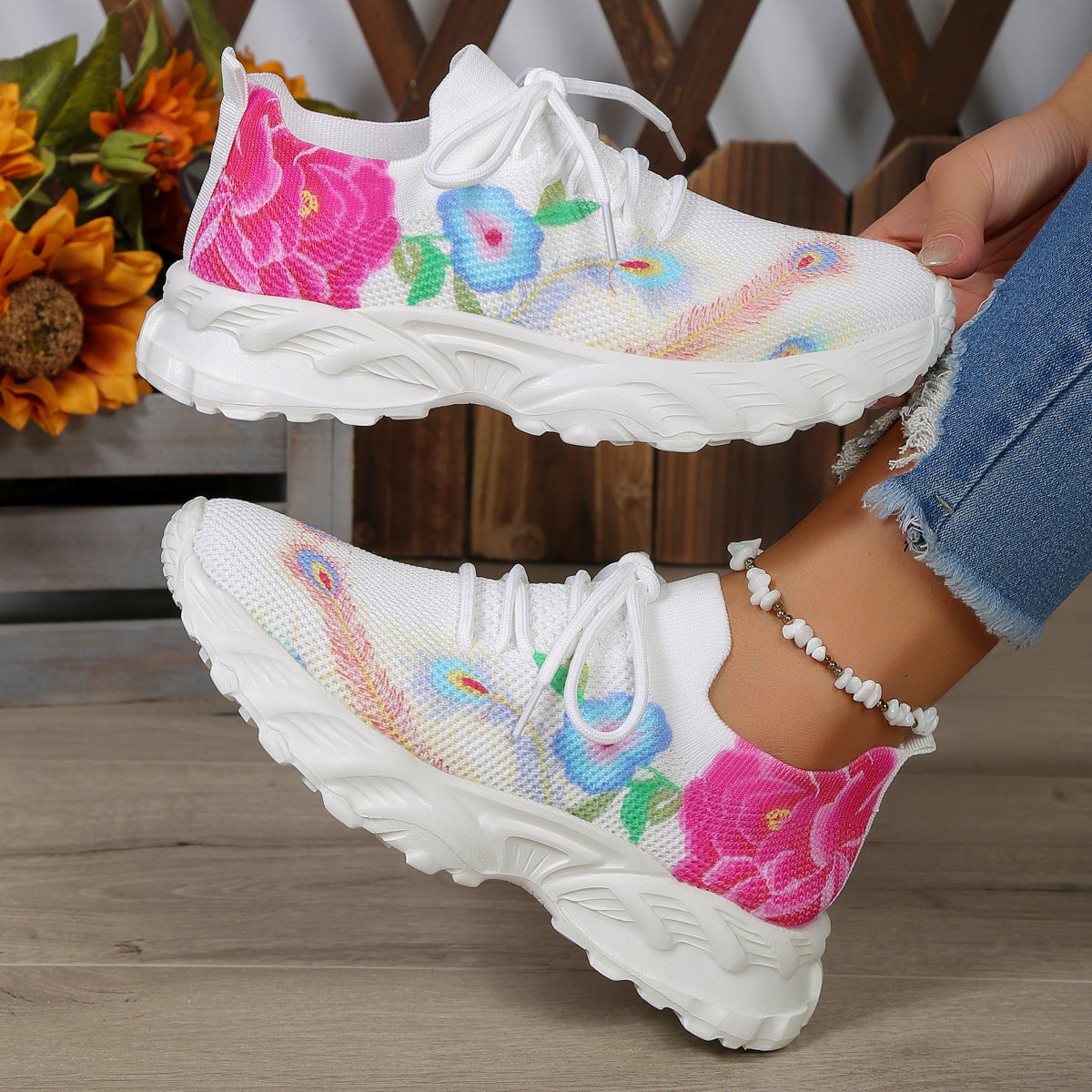 Zapatilla de deporte ligera con parte inferior suave y superficie transpirable tejida con flores informales