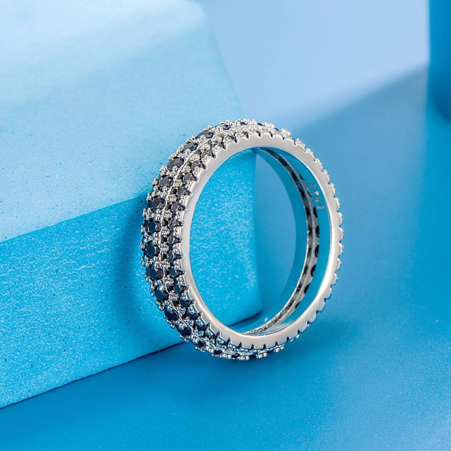 Bague en zircon incrustée de micro-perceurs à trois rangées de diamants haut de gamme