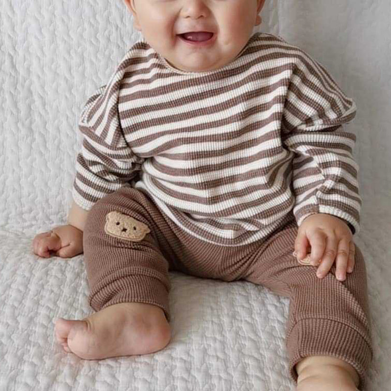 Haut rayé mignon et confortable pour bébés