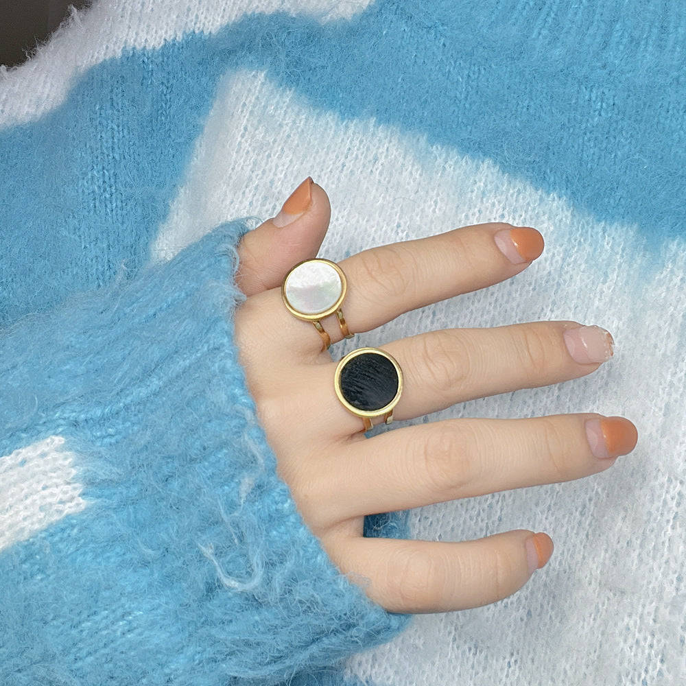 Anillo de Ágata Negra Concha Blanca Apertura de Acero Inoxidable Chapado en Oro